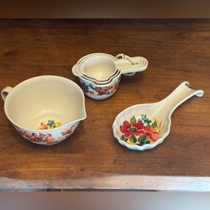 NWOT! The Pioneer Woman Measuring Spoon and Spoon Rest Set